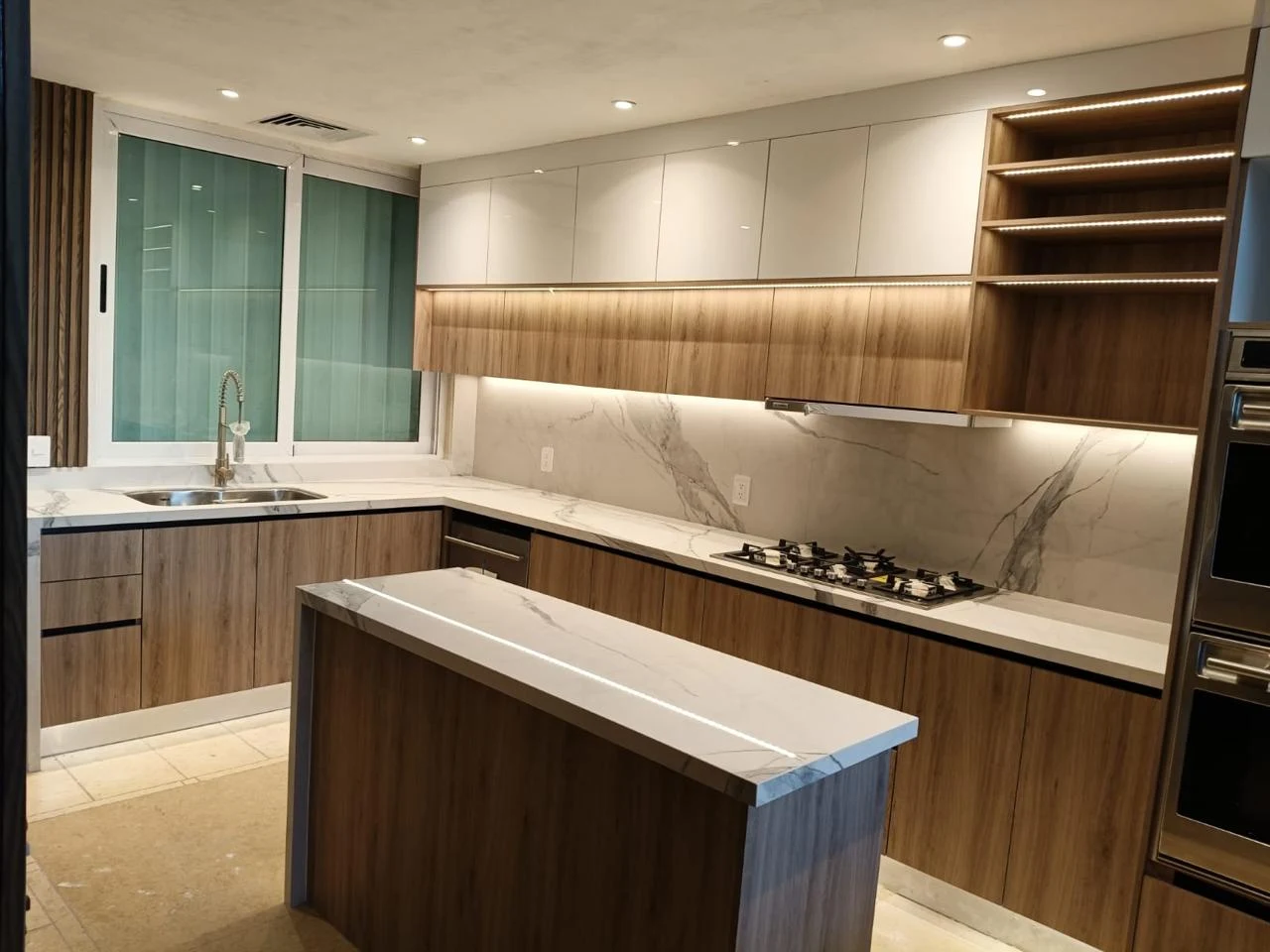 Madera & piedra clara