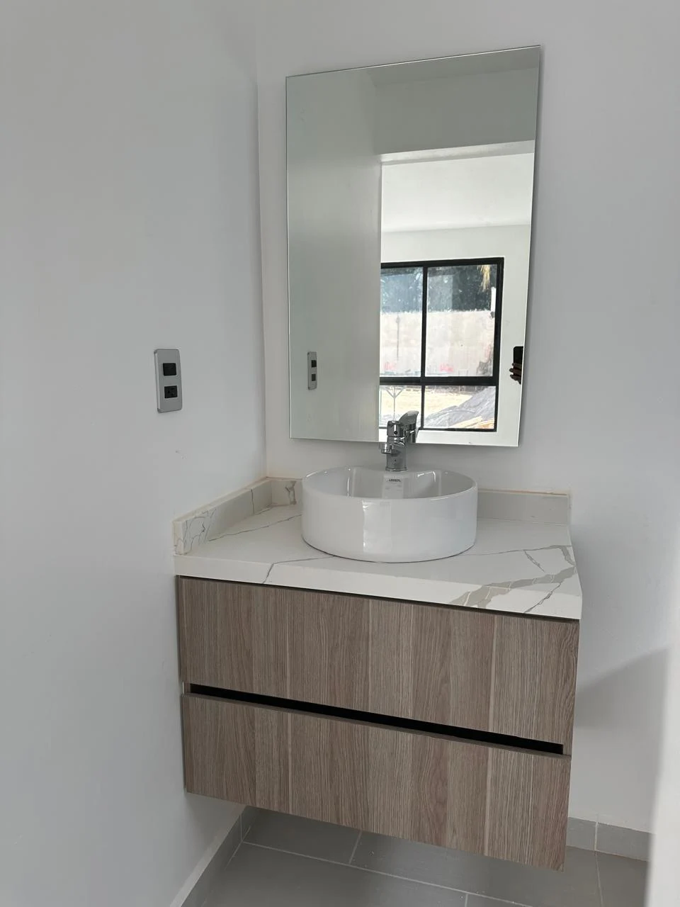 Madera & lavabo circular